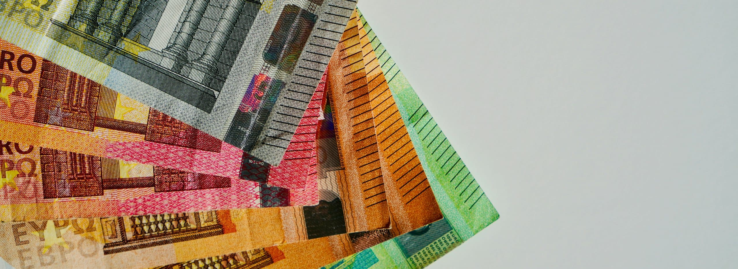 Sporiace účty vs. Termínované vklady vs. Crowdfunding: Čo je pre slovenských investorov výhodnejšie?