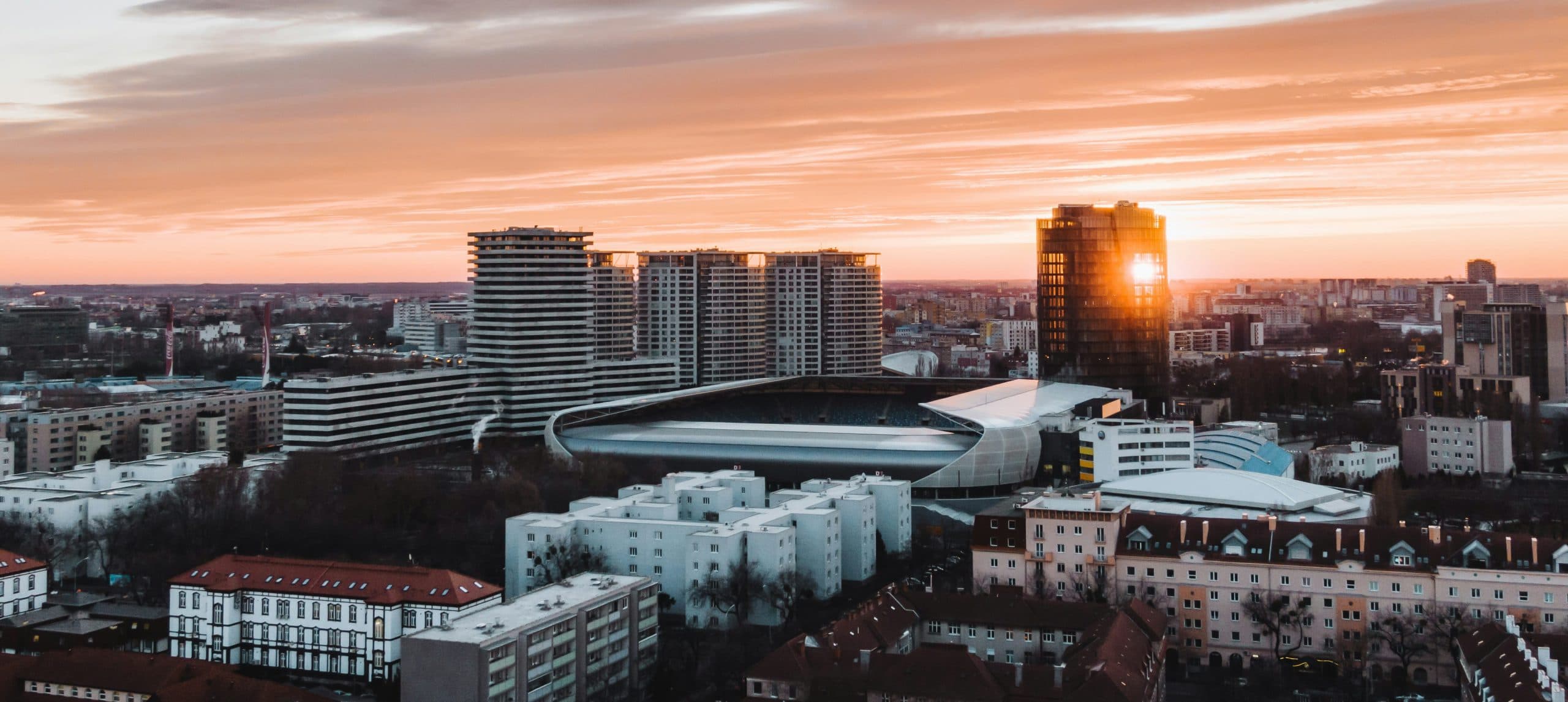 Investovanie do nehnuteľností vs. Crowdfunding: Čo vybrať pre maximálny výnos?